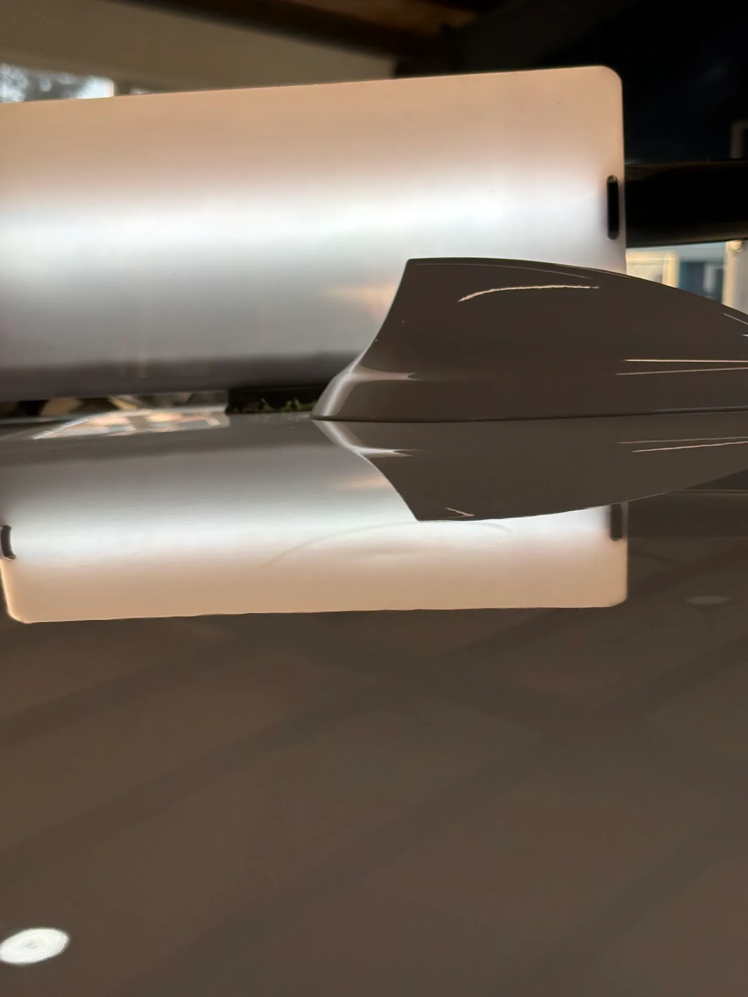 PDR-Messlampe projiziert parallele Linien auf das Fahrzeugdach