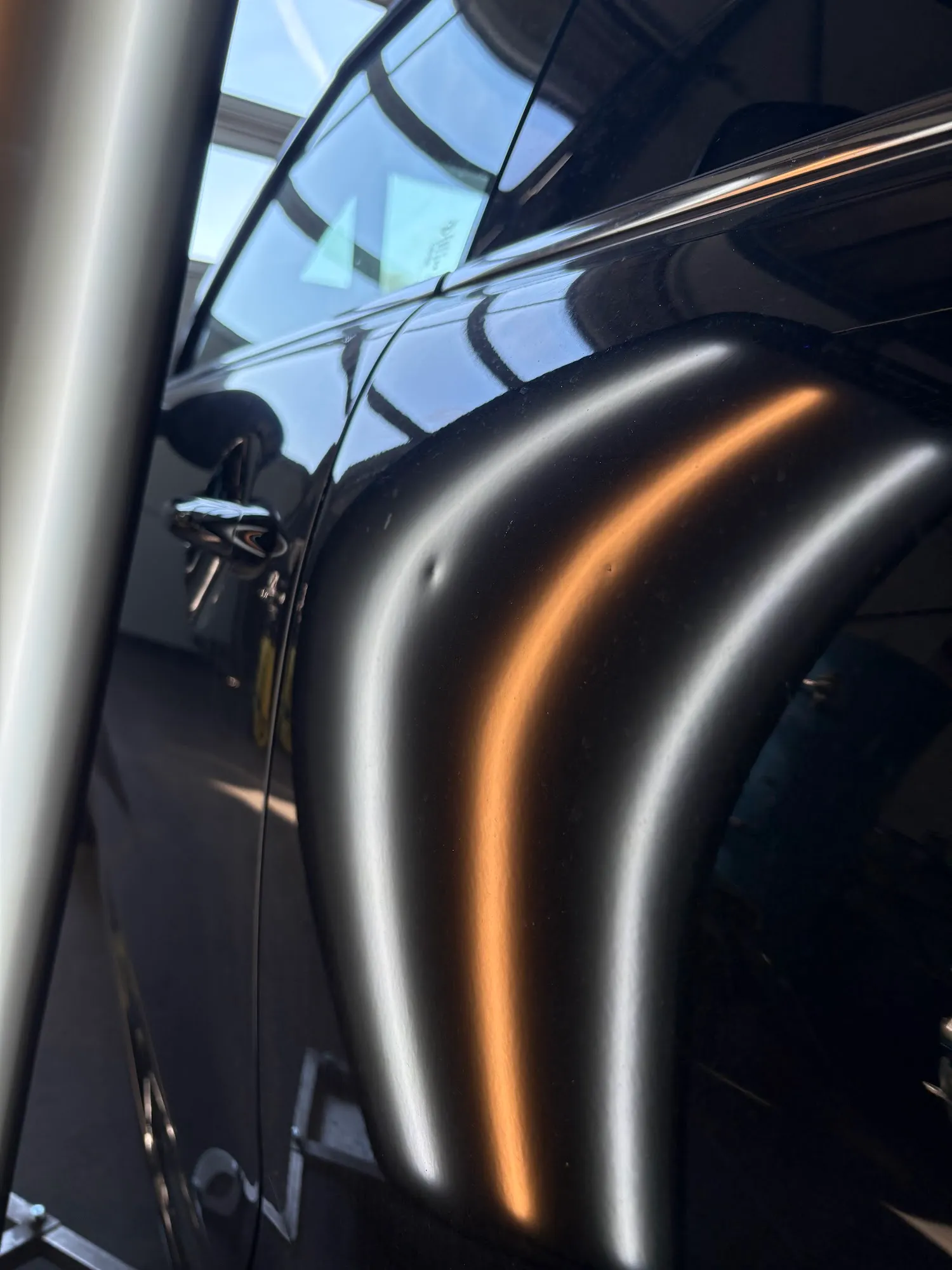 Dellenprüfung mit Reflexionsboard an der Autotür